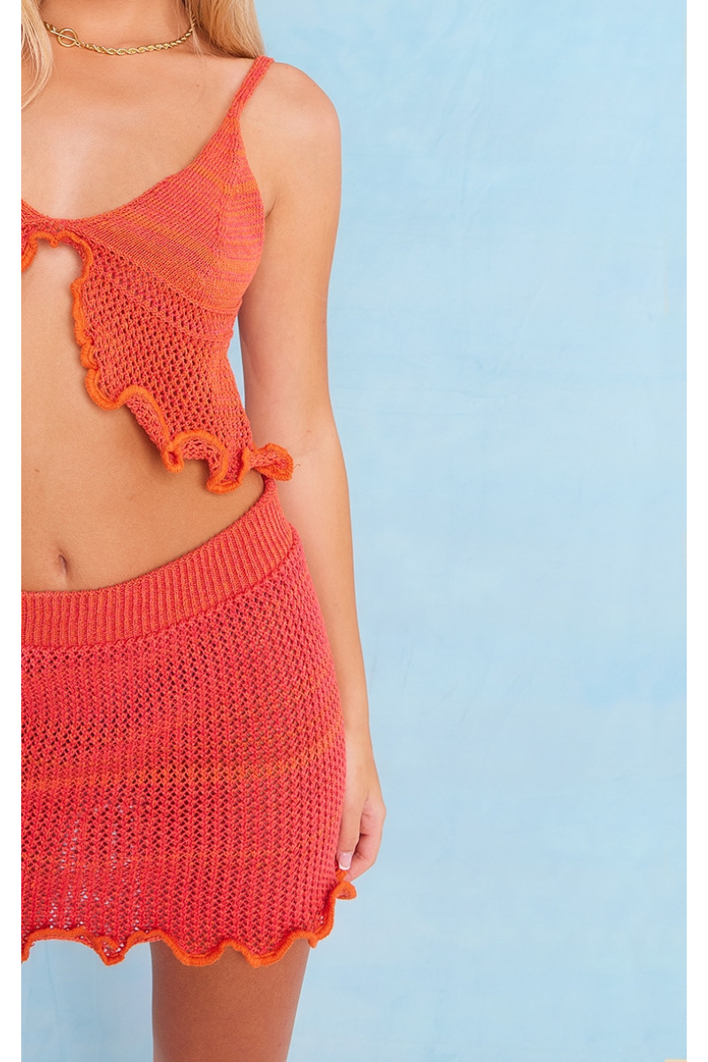 Яскраво-помаранчева міні-спідниця з оборками, в’язана гачком