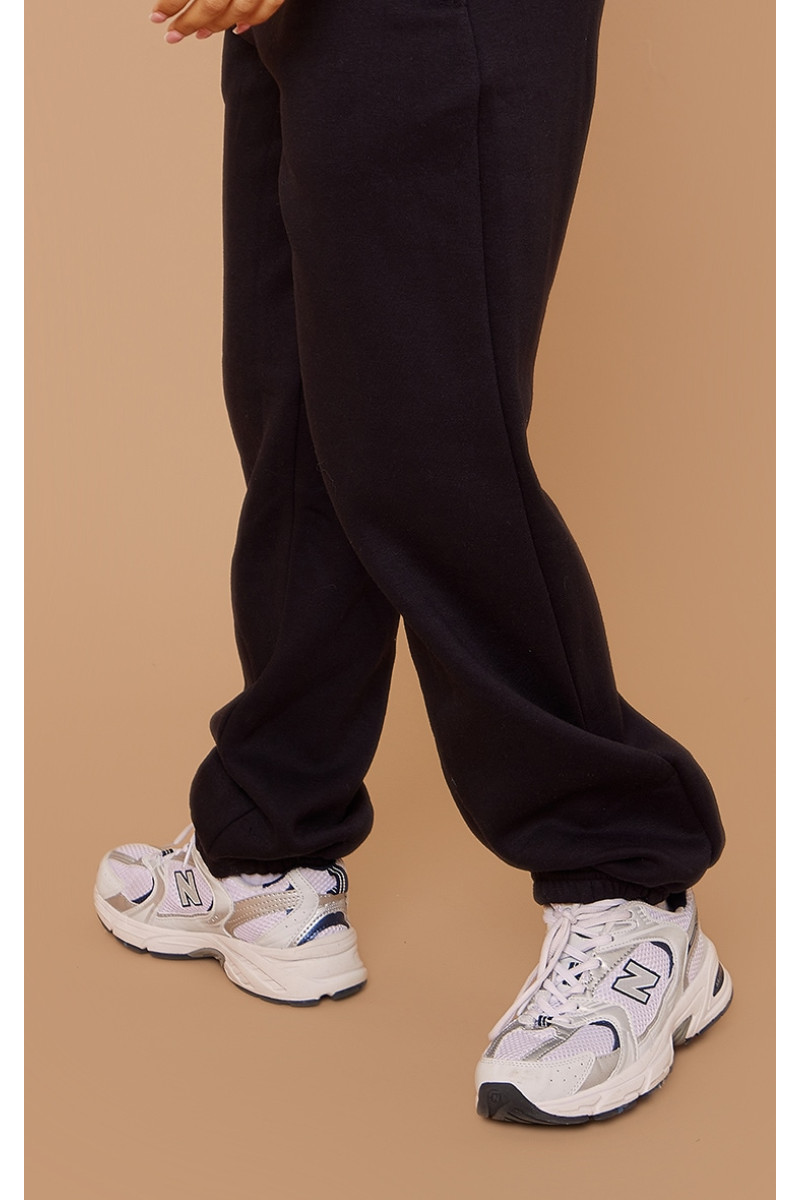 Маленькі чорні кінцеві основні пробіжки