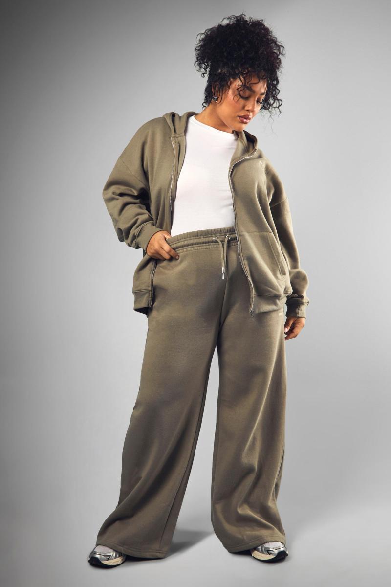 Плюс студія DSGN вишиває широкий пробіг ноги