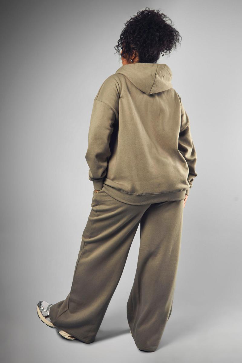 Плюс студія DSGN вишиває широкий пробіг ноги