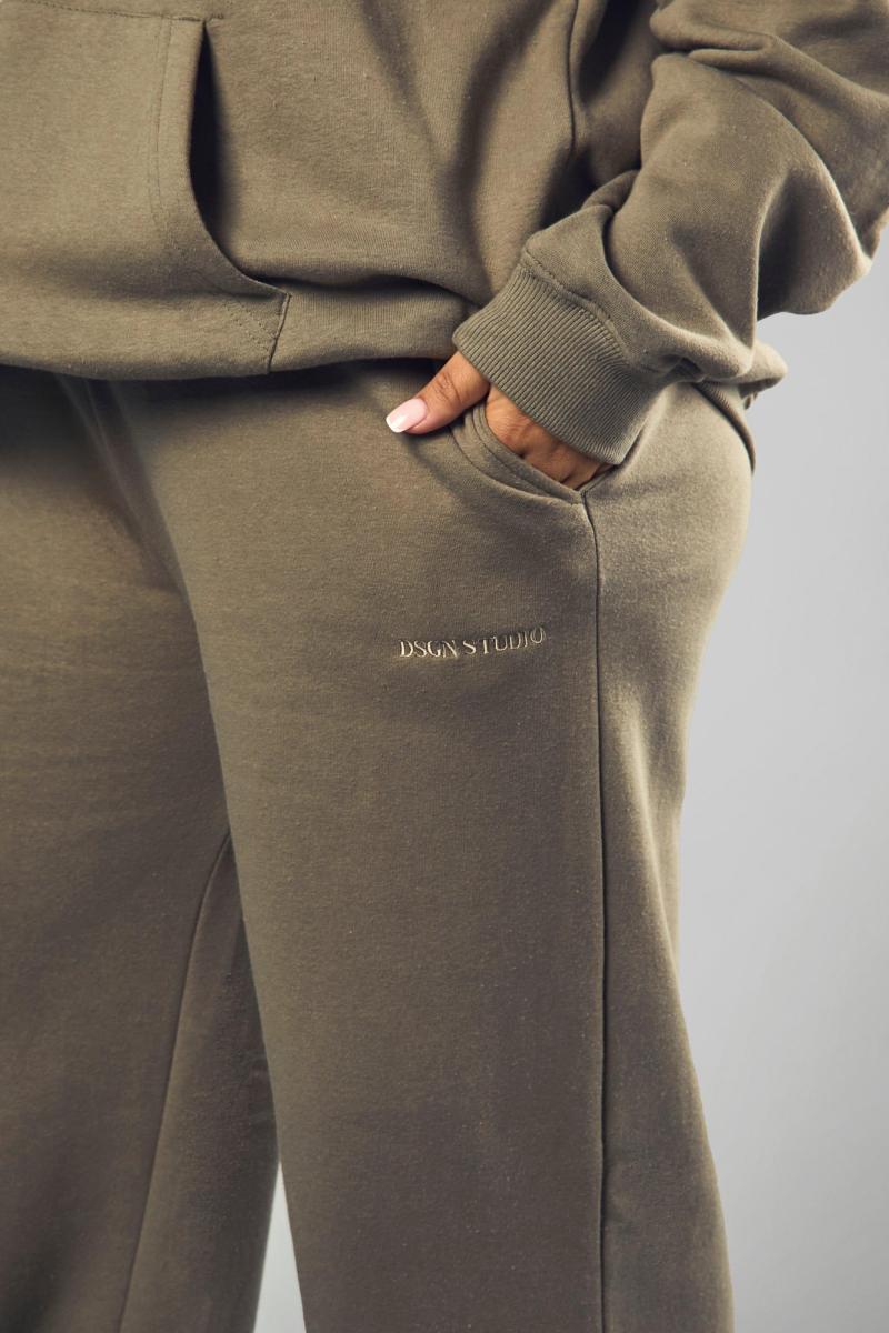 Плюс студія DSGN вишиває широкий пробіг ноги