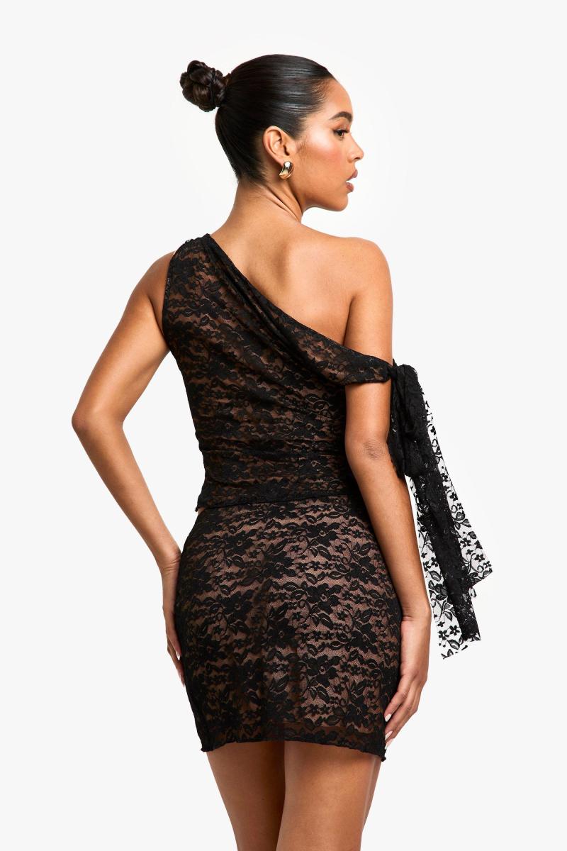 Топ з відкритими плечима з мереживною підкладкою