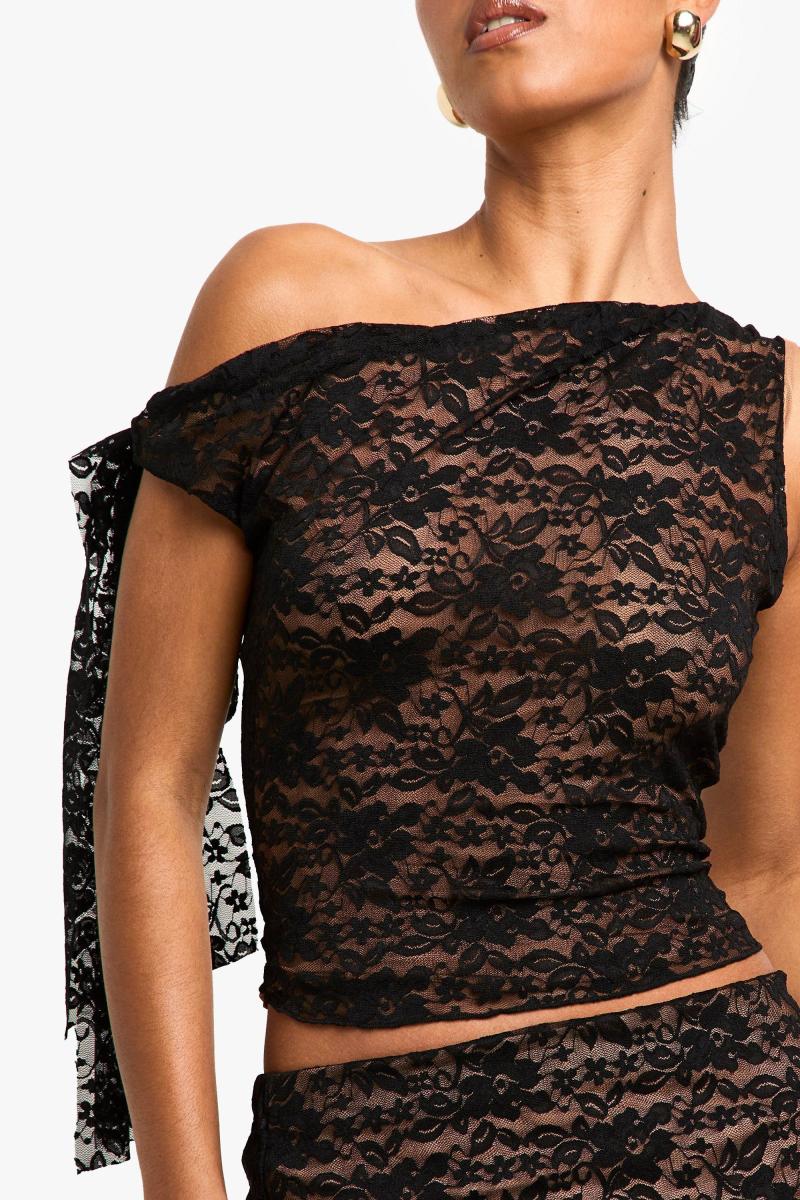 Топ з відкритими плечима з мереживною підкладкою