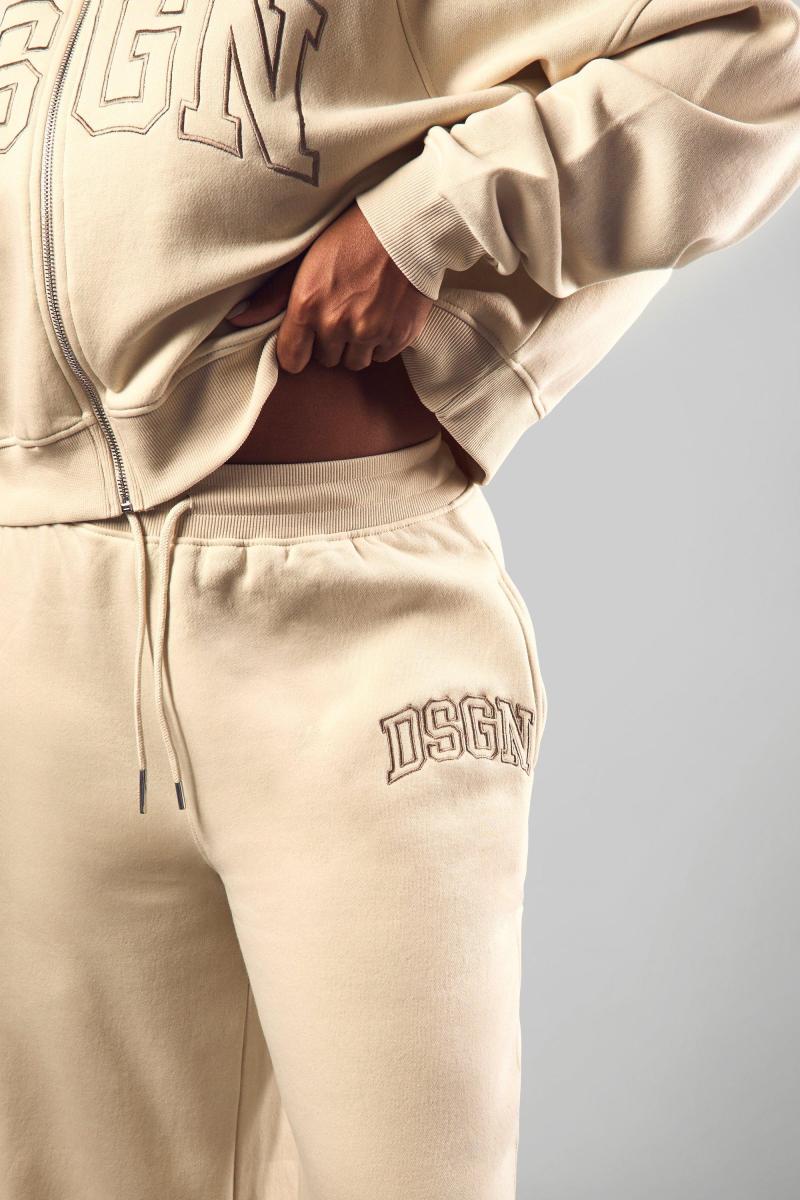 Плюс DSGN Studio Applique Jogger