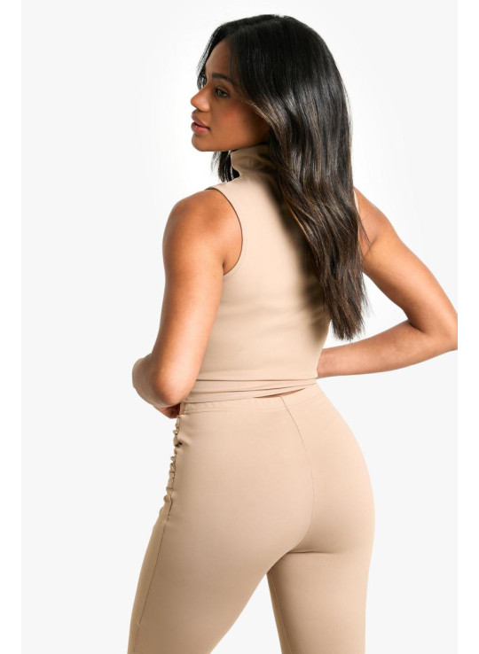 Скульптурний матовий топ без рукавів з високим вирізом