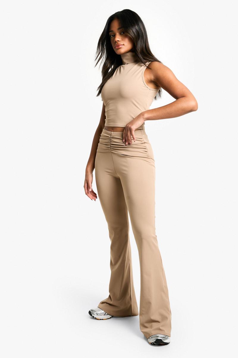 Скульптурний матовий топ без рукавів з високим вирізом