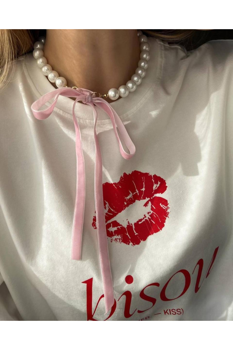 Молочна футболка поцілунок 