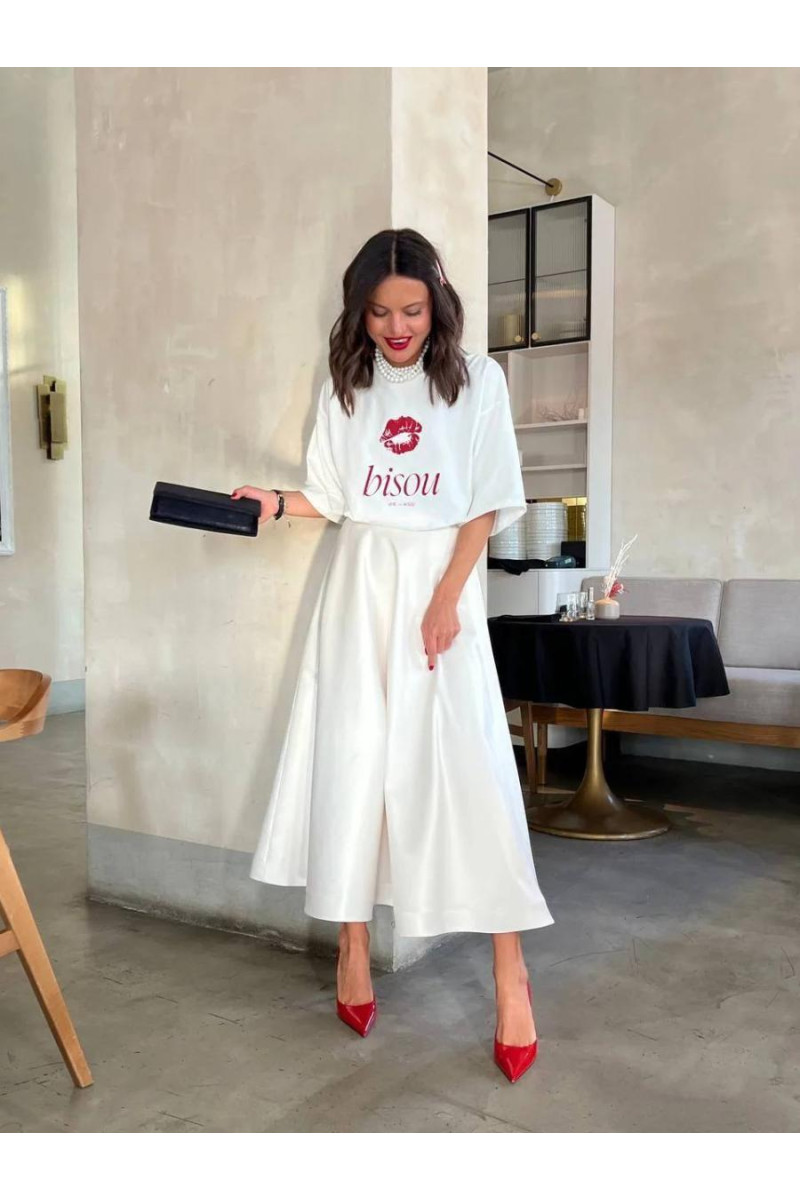 Молочна футболка поцілунок 