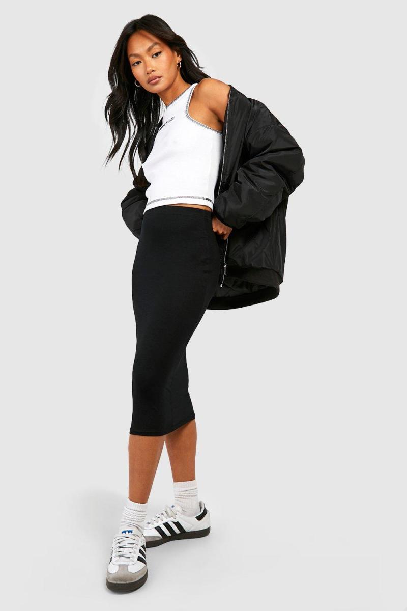 Базова однотонна чорна спідниця міді із високою талією